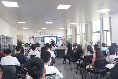 管理学院“青蓝致远”学生社区“研途助航”辅导班授牌仪式圆满举行 言徒教育助力学子考研梦想
